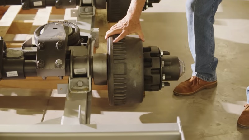 Heavy-duty tandem-axle trailer equipped with high-capacity axles and larger wheels for improved braking.